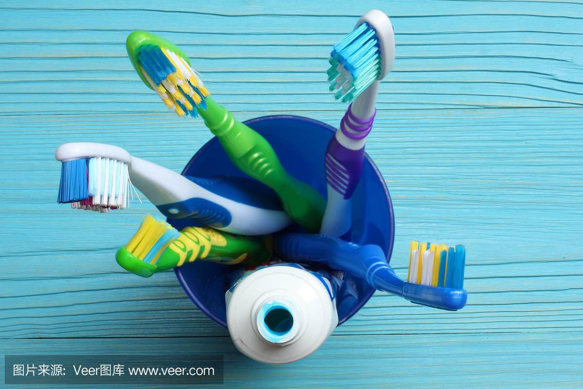 牙刷,在蓝色木质背景上的玻璃牙刷。俯视图